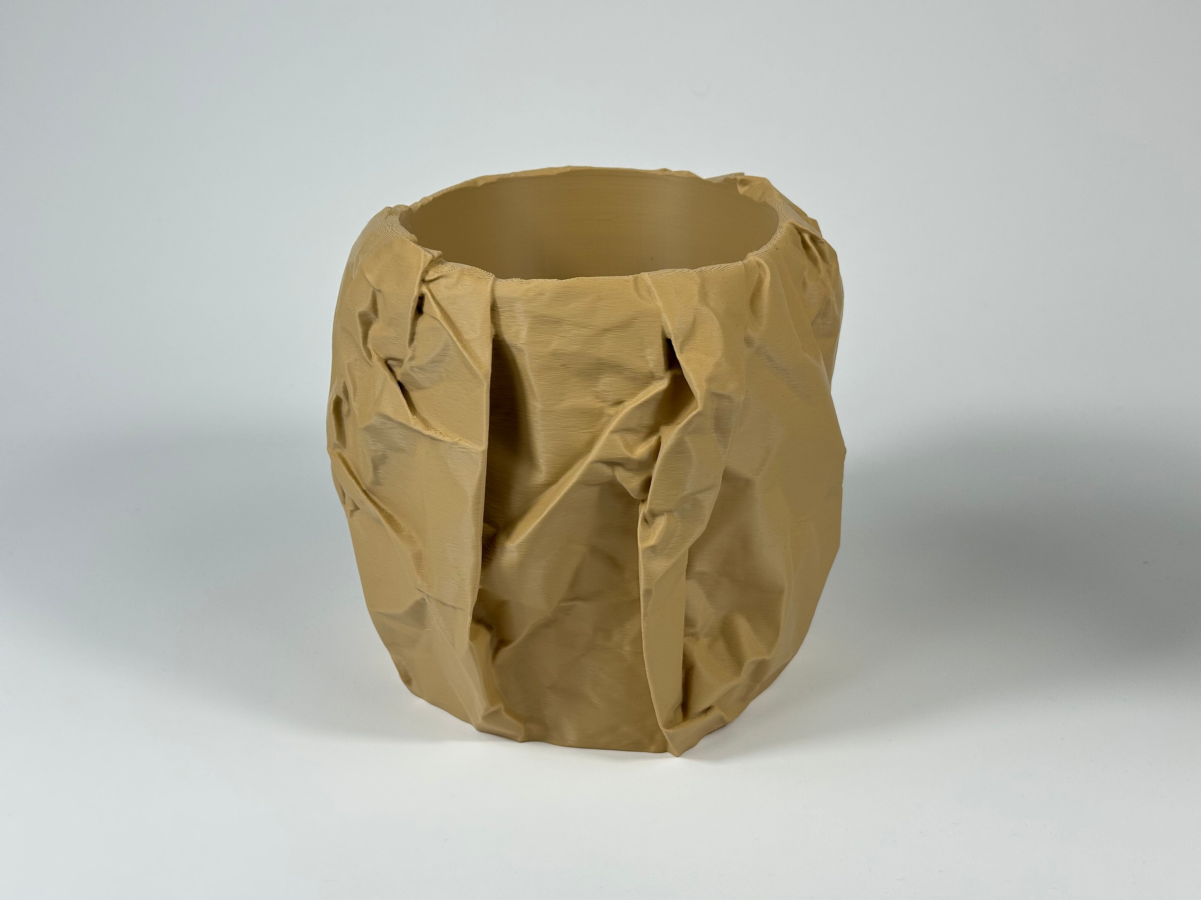Zerknüllter Papier-Pflanztopf